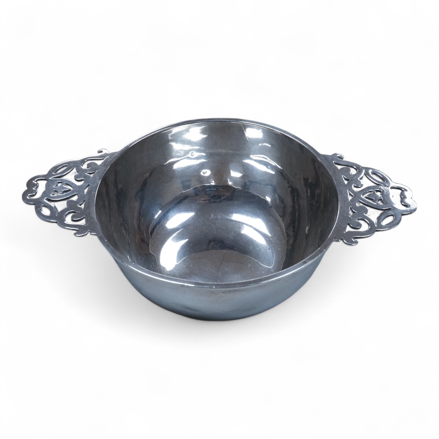 An Edwardian silver quaich, by Stokes & Ireland, Chester, 1909, 15.7cm over handles, 3.1oz.